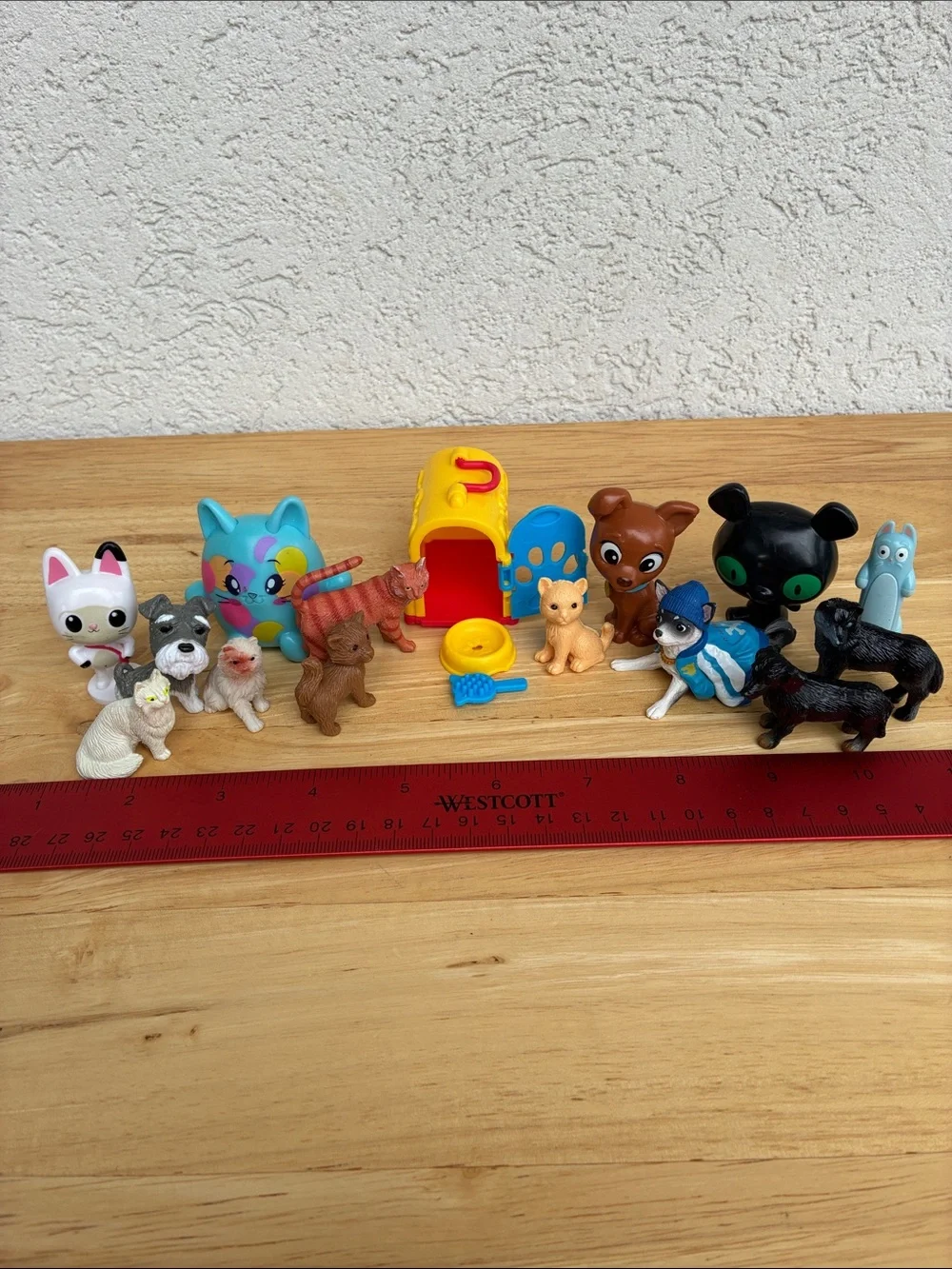 Cats and dogs and stuff! Lot of 17 small plastic!